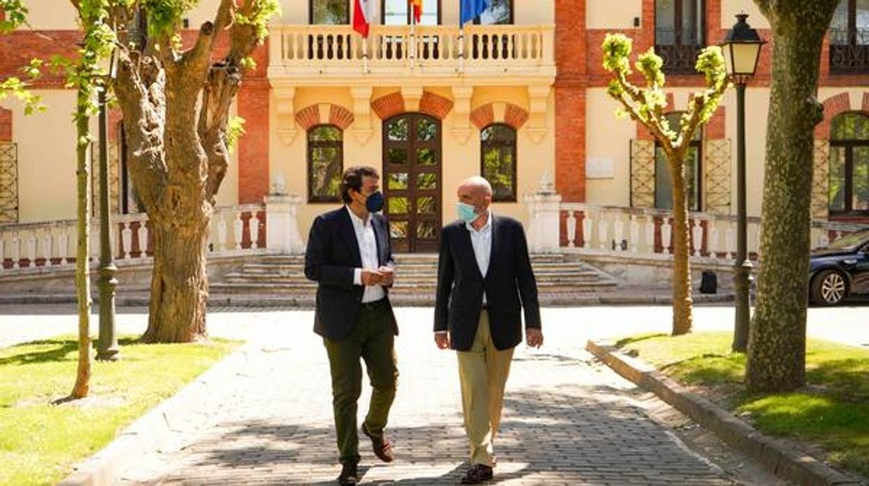 Mañueco (izquierda) junto a Carnero (derecha) durante la visita