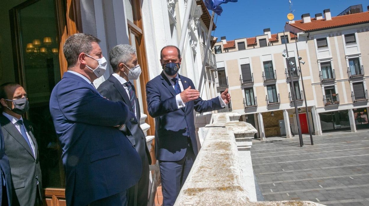 El alcalde de Guadalajara, Fernando Rojo, conversa con el ministro del Interior, Fernando Grande-Marlaska, en presencia del presidente de Castilla-La Mancha, Emiliano García-Page, y del presidente de las Cortes regionales, Pablo Bellido