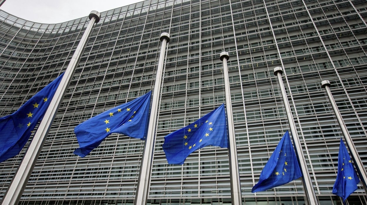 Banderas de la UE ondeando en la sede de la Comisión Europea en Bruselas.