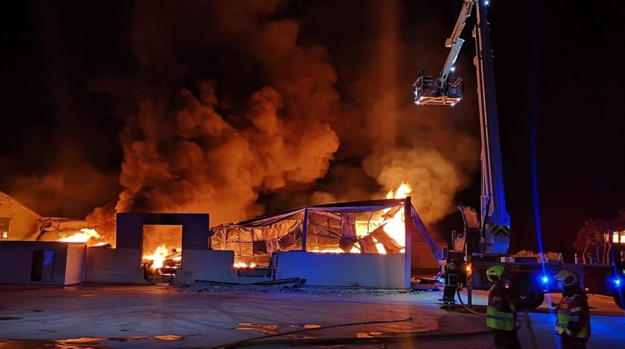 El incendio se declaró en la madrugada de este sábado