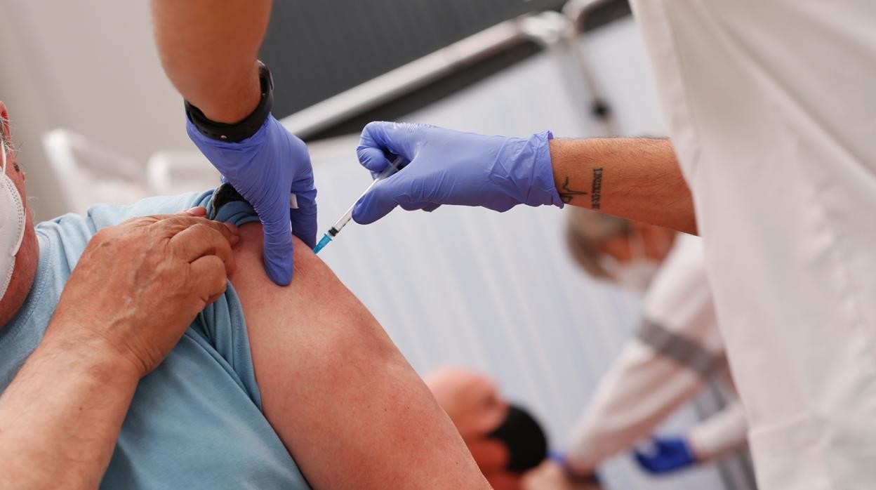 Una pesona recibe la vacuna contra el Covid-19 en Castilla y León