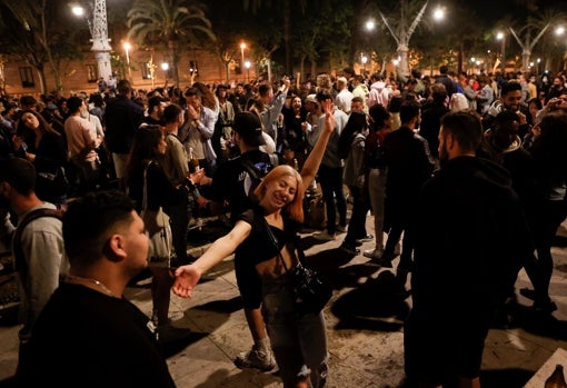 Imagen del Passeig Lluis Companys de Barcelona donde cientos de personas de concentran tras el fin del estado de alarma.