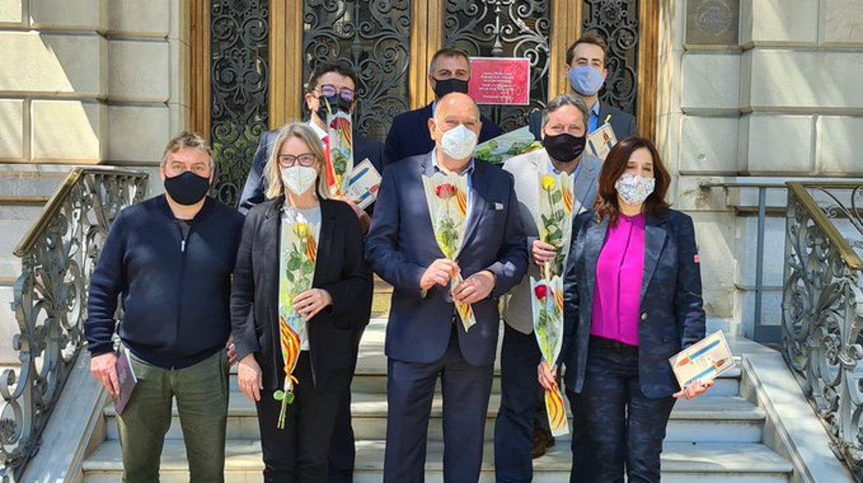 La candidatura de Oliveros, ante el Icab, el pasado día de Sant Jordi