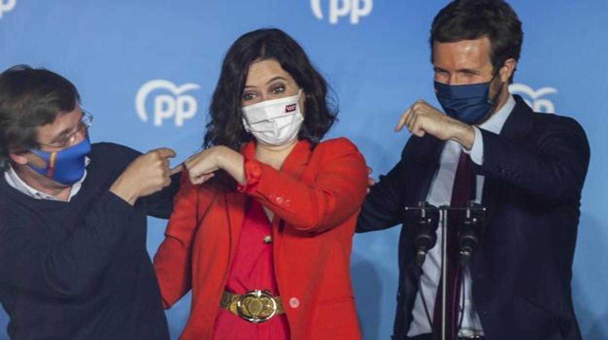 Martínez-Almeida, Díaz Ayuso y Casado, celebrando el triunfo electoral en el balcón de su sede en la calle Génova