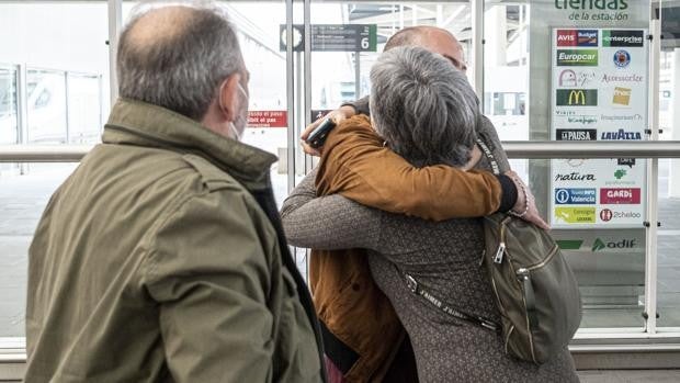 Un viaje de dos horas para recuperar medio año de abrazos perdidos por el estado de alarma