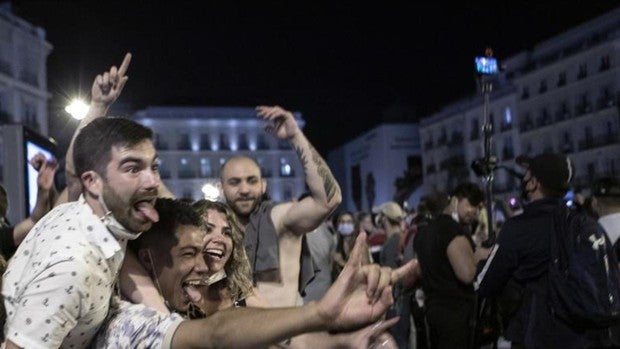 La Policía Municipal impuso esta madrugada 439 multas por botellón tras el estado de alarma