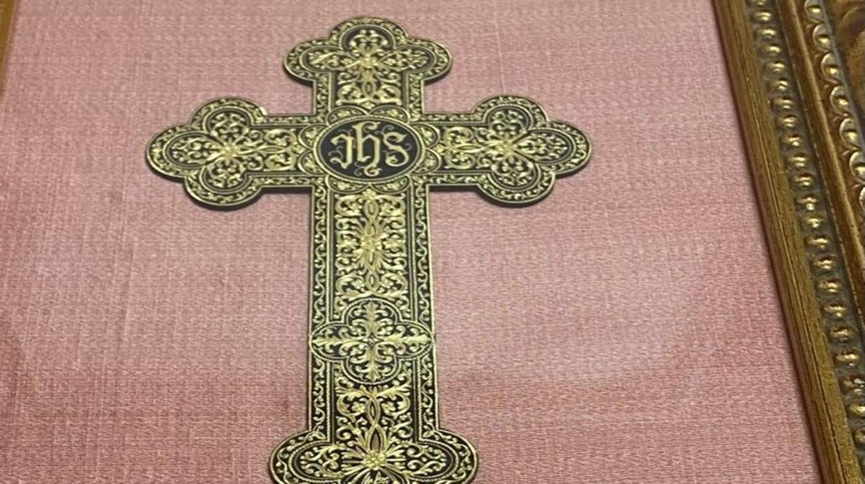 El obsequio es una cruz latina de estilo renacentista que mide 18 centímetros