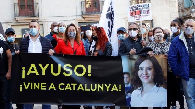 El ocio nocturno protesta en Barcelona: «¡Ayuso, ven a Cataluña!»