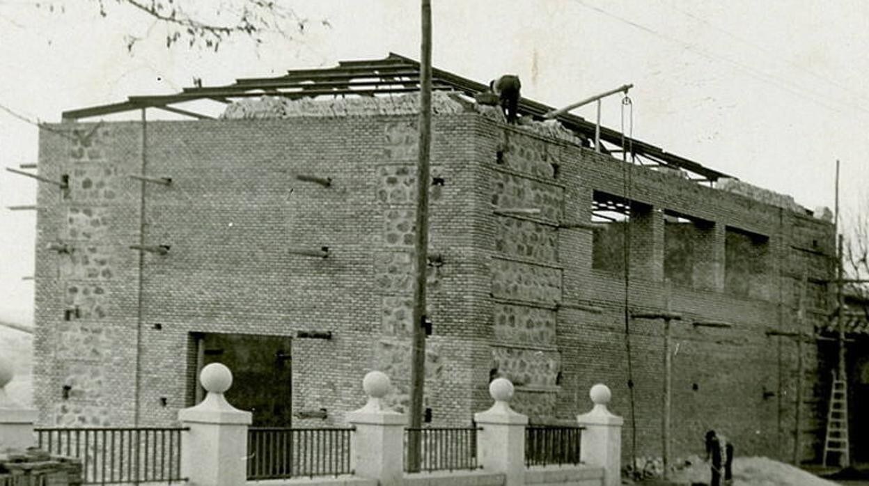 Construcción del Tallerón en el paseo de los Precipicios, actualmente, plaza de Victorio Macho. Archivo Municipal de Toledo. Col. Martínez Herranz