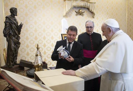 Page entrega al Papa Francisco cerámica de Talavera como regalo