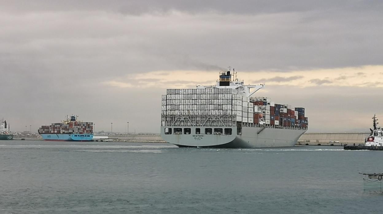 Imagen de los dos buques confinados en el Puerto de Valencia