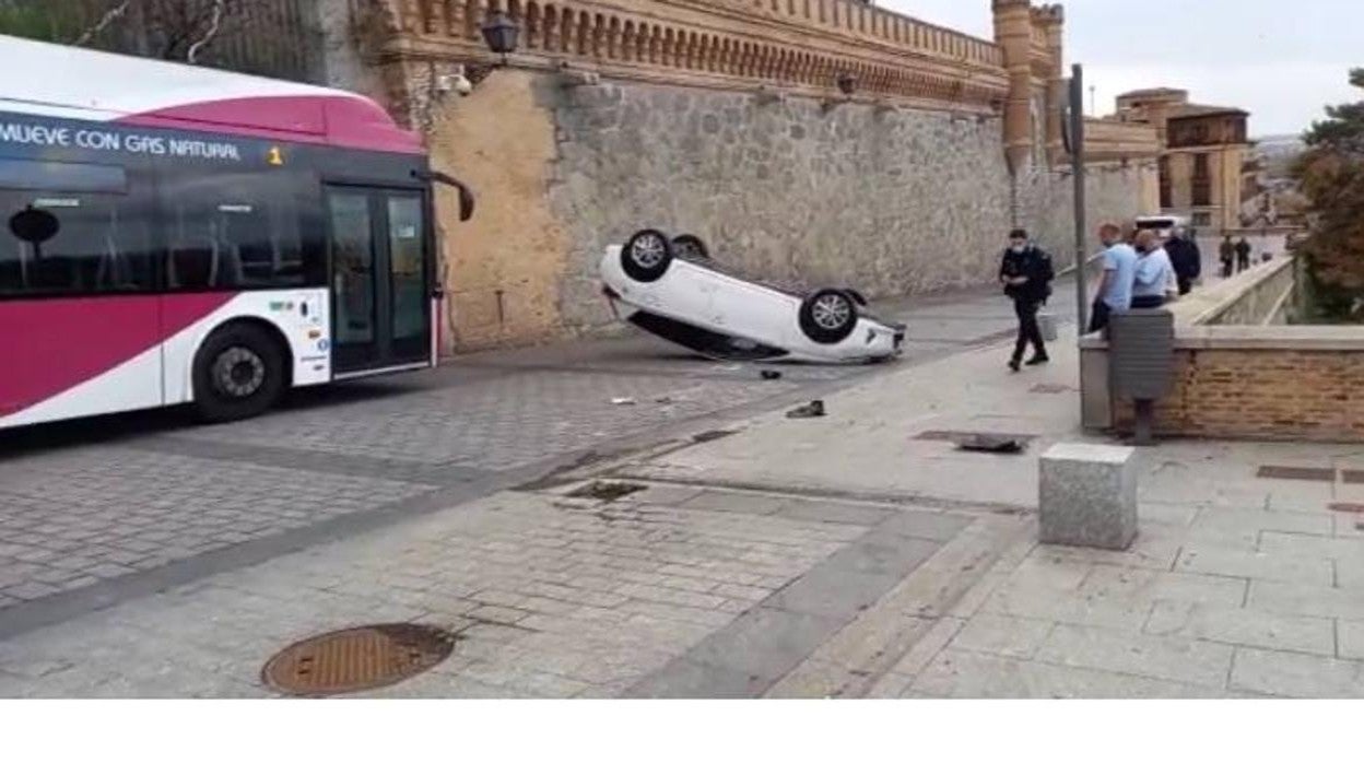 Un despiste, posible causa del espectacular vuelco de un vehículo en la calle Unión