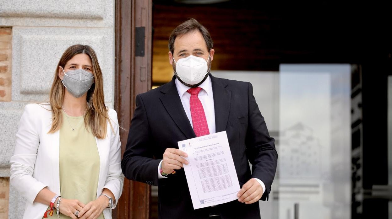 Carolina Agudo y Paco Núñez, momentos antes de registrar la propuesta