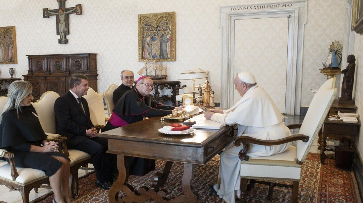 El arzobispo de Toledo y el Papa Francisco conversan junto a García-Page y Milagros Tolón