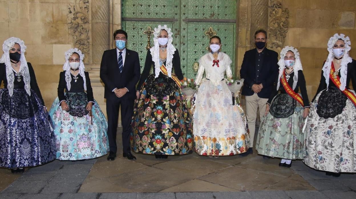 Acto con belleses del foc, el alcalde y el concejal de Fiestas, durante la pandemia