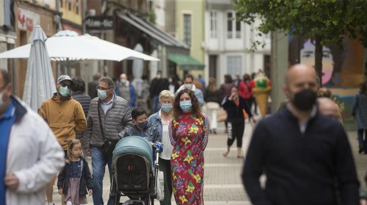 Ambiente en Ribadeo, Lugo, tras haberse eliminado el estado de alarma que cerró la frontera con Asturias para evitar la propagación del coronavirus