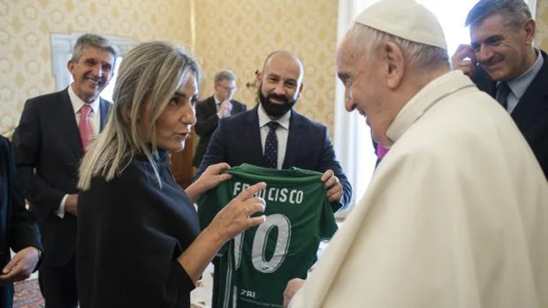 Tolón regala al Papa una camiseta del Toledo