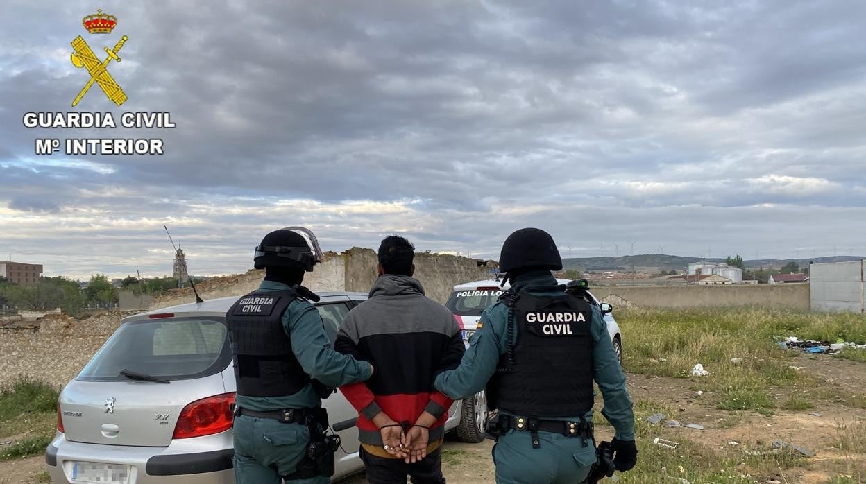 Uno de los detenidos por la Guardia Civil