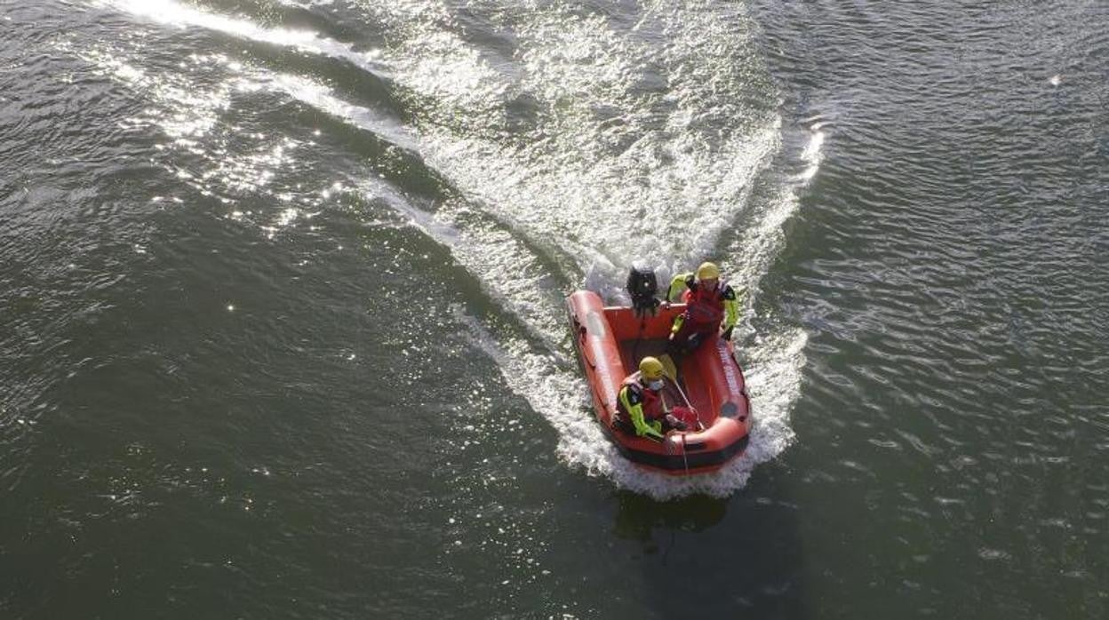 Los buzos y las lanchas continúan la búsqueda del niño desaparecido en el Ebro, en Zaragoza