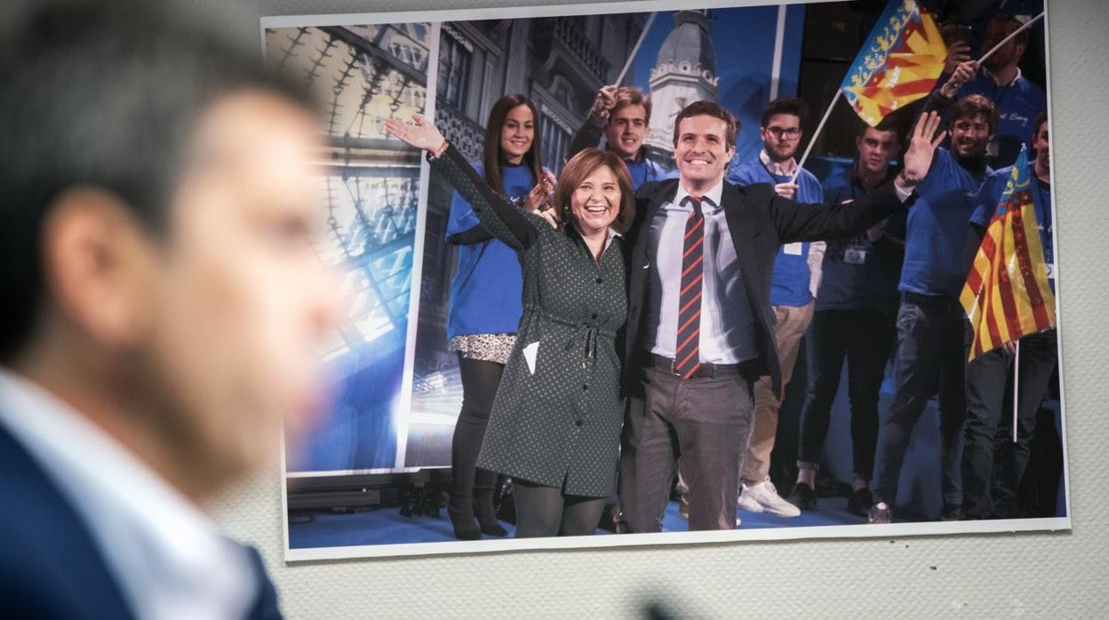 Imagen de una fotografía de Pablo Casado y Isabel Bonig durante la rueda de prensa en la que Carlos Mazón presentó su candidatura a liderar el PPCV