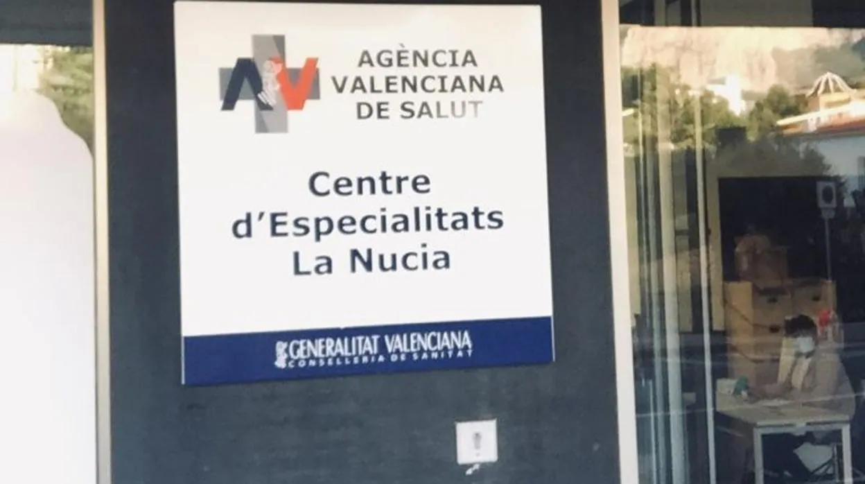 Cartel de acceso al Centro de Especialidades médicas de La Nucía, en Alicante, solo en valenciano