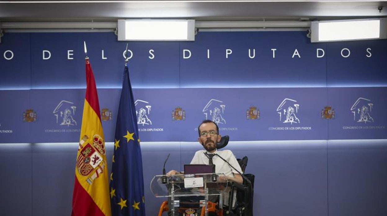 El portavoz de Unidas Podemos en el Congreso, Pablo Echenique, interviene en una rueda de prensa posterior a una Junta de Portavoces