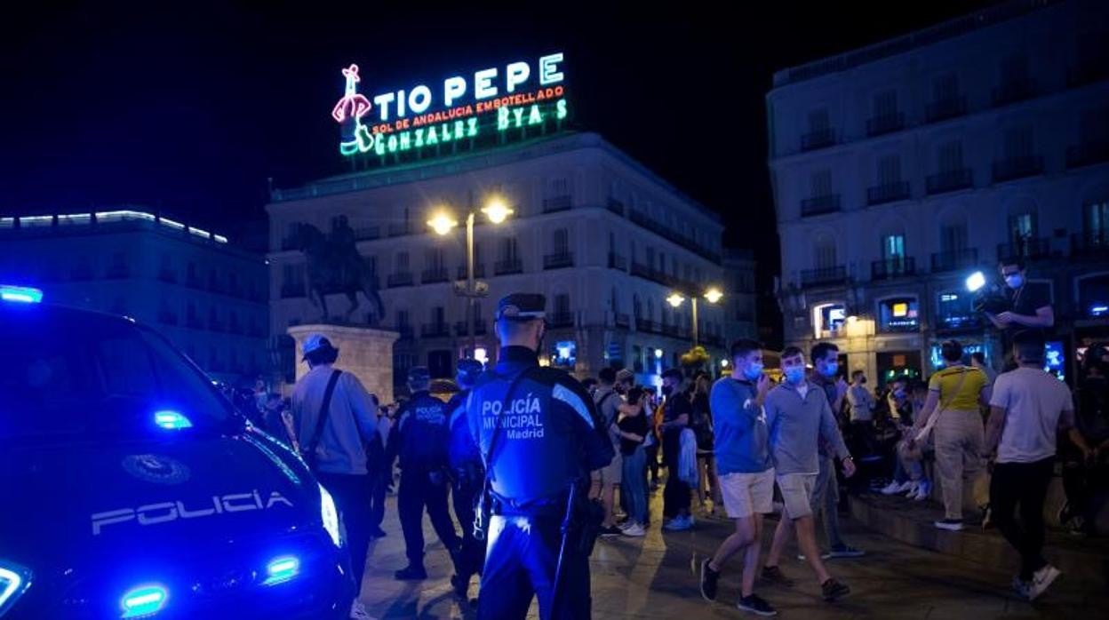 Agentes de la Policía Municipal vigilan las concentraciones de personas en la madrileña Puerta del Sol