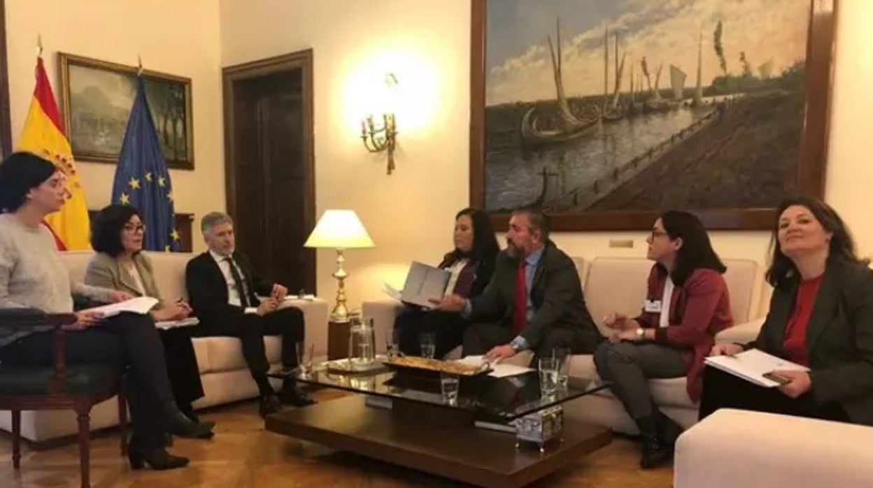 El ministro del Interior, en la reunión que mantuvo con la AVT en marzo de 2020