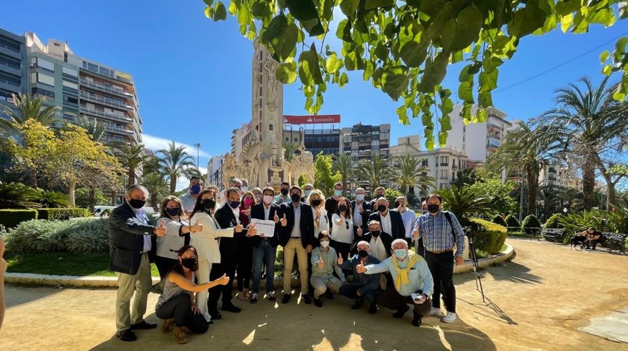 Carlos Mazón, con otros representantes del PP, este miércoles en la plaza de Luceros de Alicante, con los avales