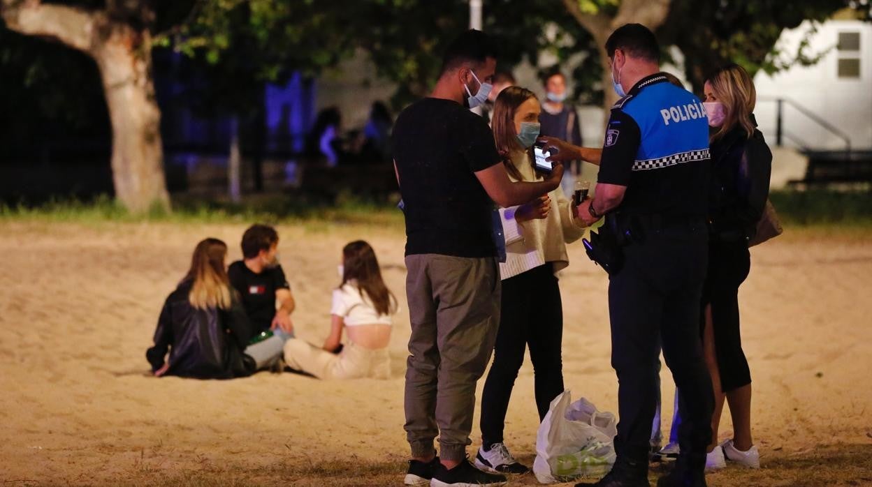 Jóvenes de botellón en la madrugada del domingo en Valladolid, decaído el estado de alarma