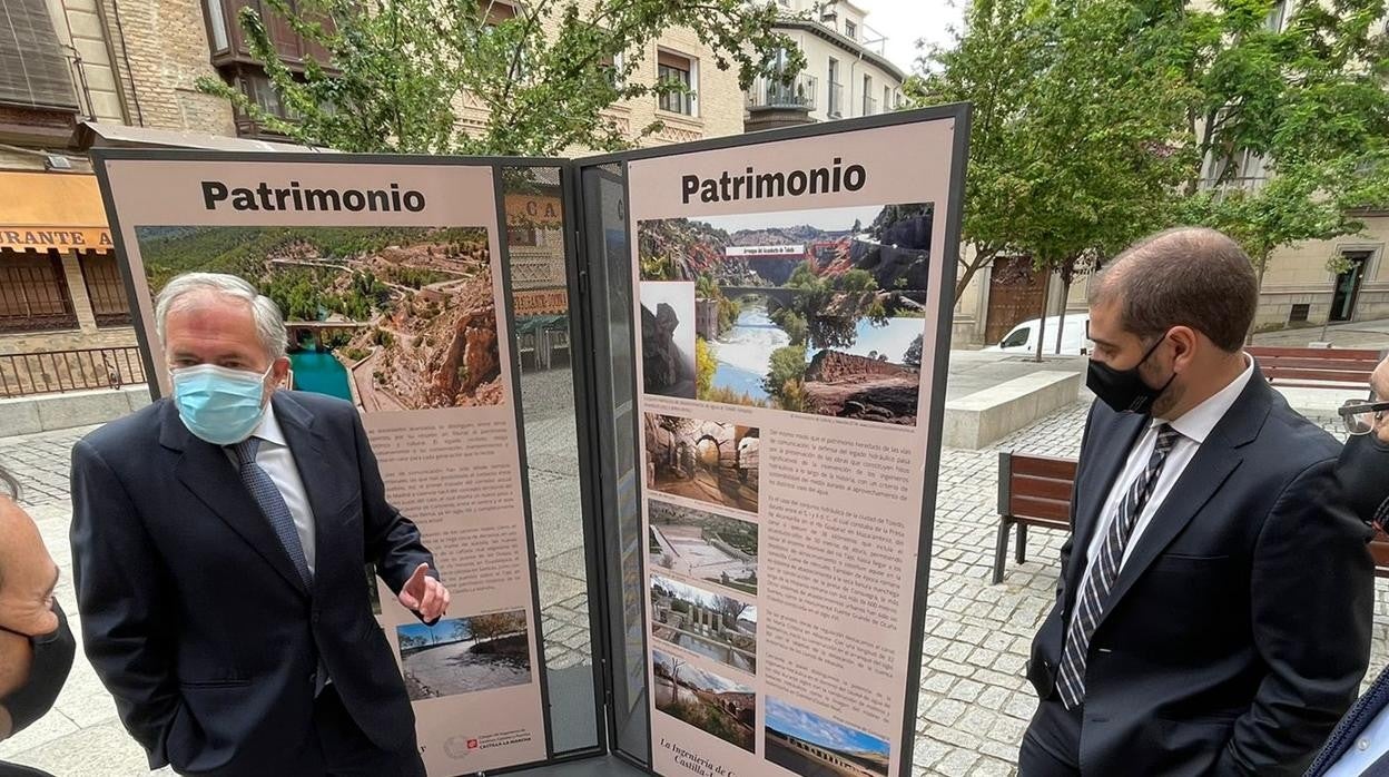 Paneles de la exposición, durante la inauguración este miércoles