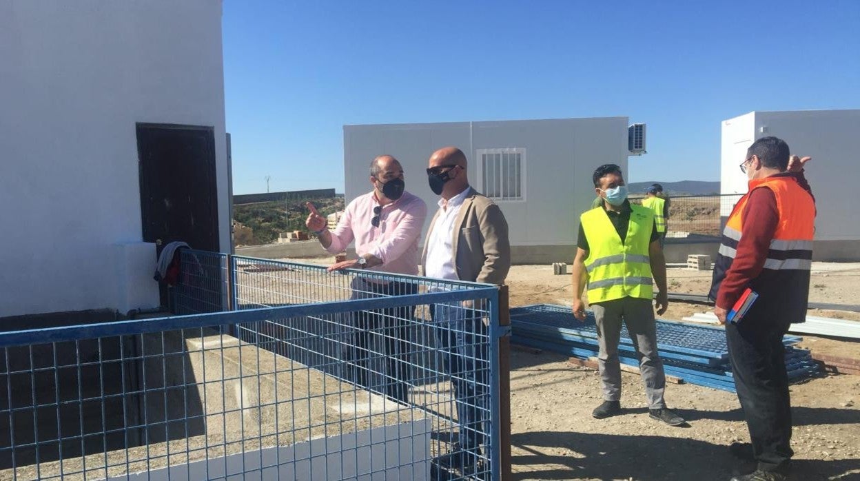 Emilio Bravo durante su visita a las instalaciones del ecoparque