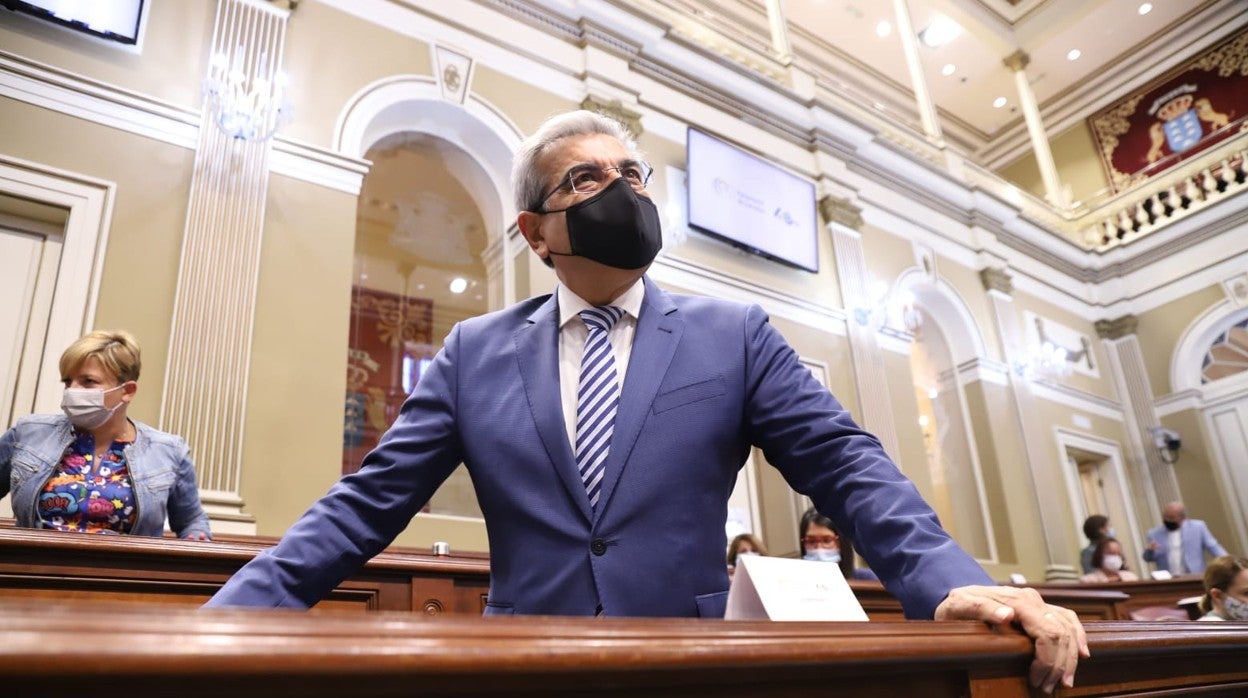 Román Rodríguez durante el pleno del Parlamento canario