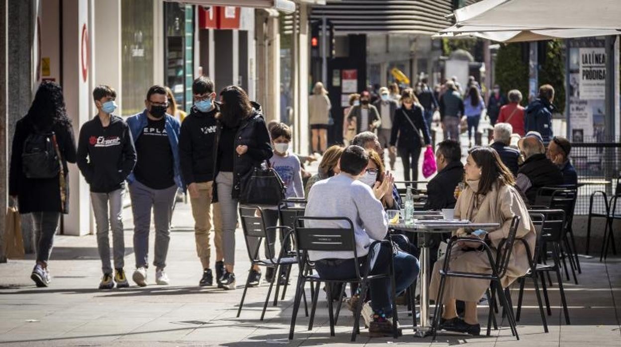 Clientes en veladores de bares en el centro de Alicante