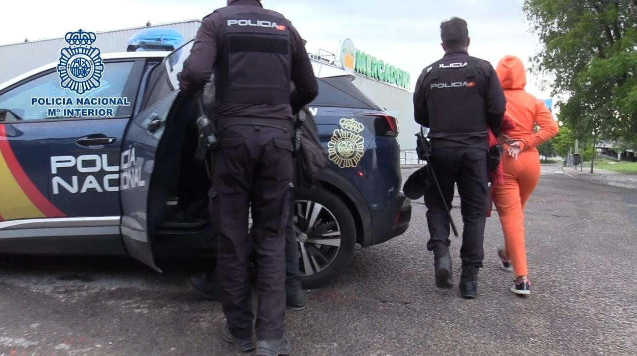Agentes de la Policía Nacional trasladan a uno de los detenidos