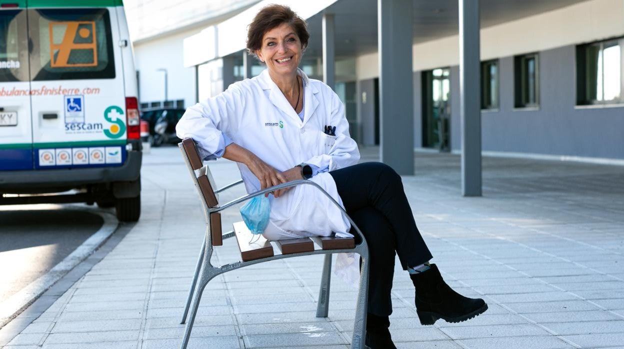 La doctora Laín posa para ABC en el nuevo hospital de Toledo