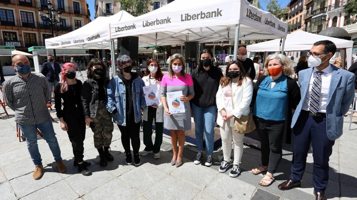 Milagros Tolón junto a libreros y alumnas de la Escuela de Arte, en la inauguración de la Feria del Libro