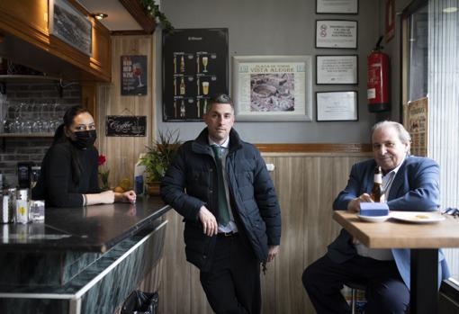 Elena, encargada del bar El Rincón, junto a dos clientes, Miguel Maroto y Lolo
