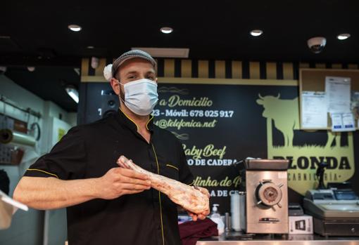 Antonio, que en el Mercado de Puerta Bonita vende rabo de toro a 9,95 euros el kilo