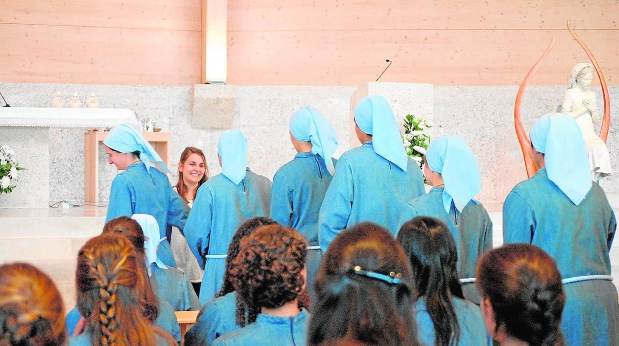 Las hermanas de Iesu Communio, en una de sus ceremonias en tiempos aún libres de pandemia
