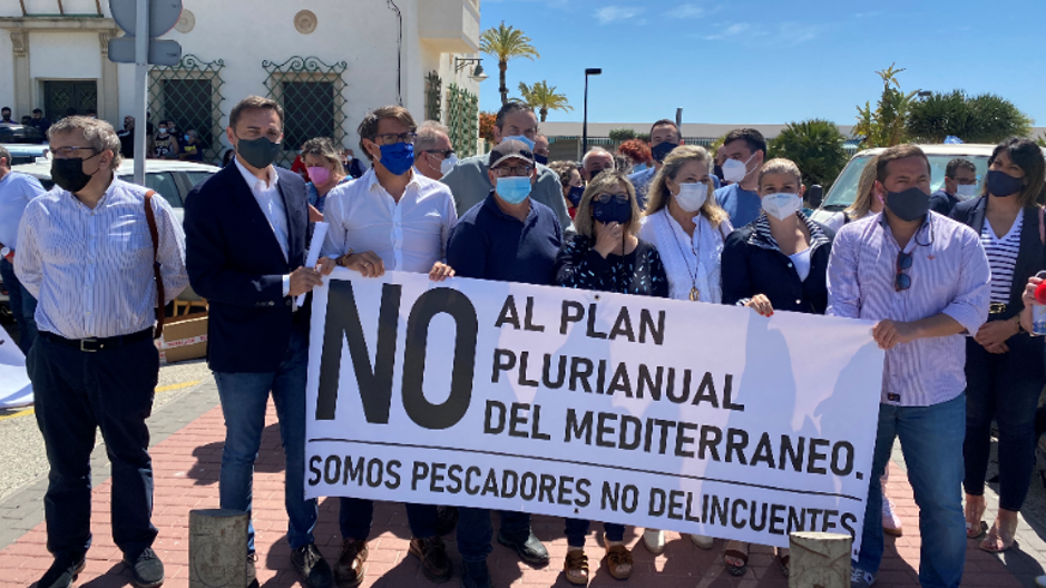 Los pescadores se rebelan en Santa Pola contra las restricciones impuestas en los «despachos» de Bruselas