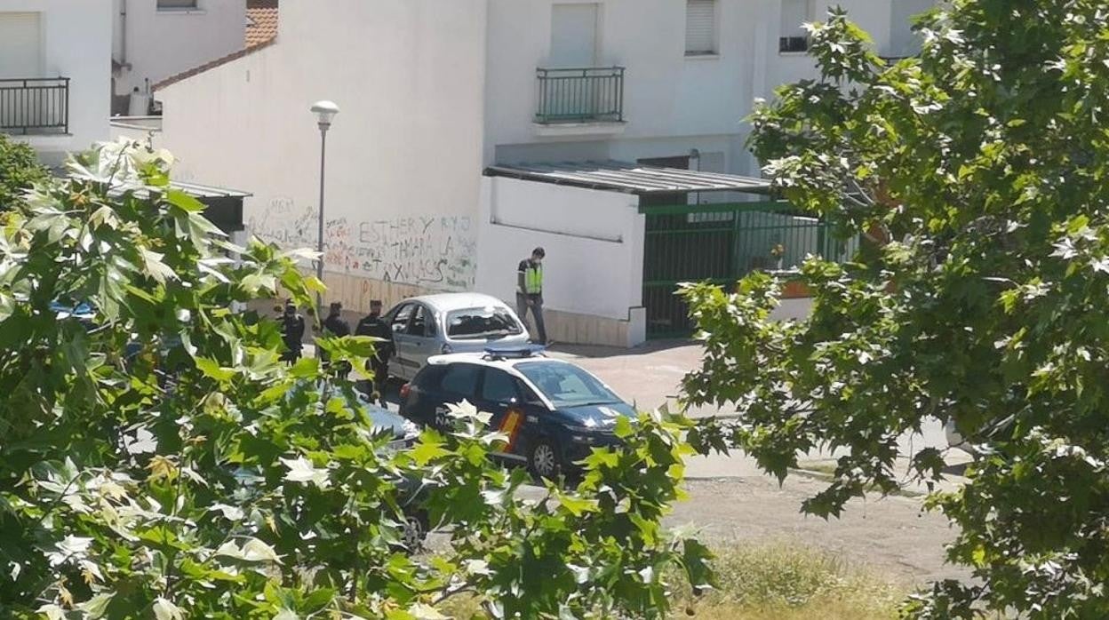 Policías junto a un coche gris destrozado después del tiroteo mortal