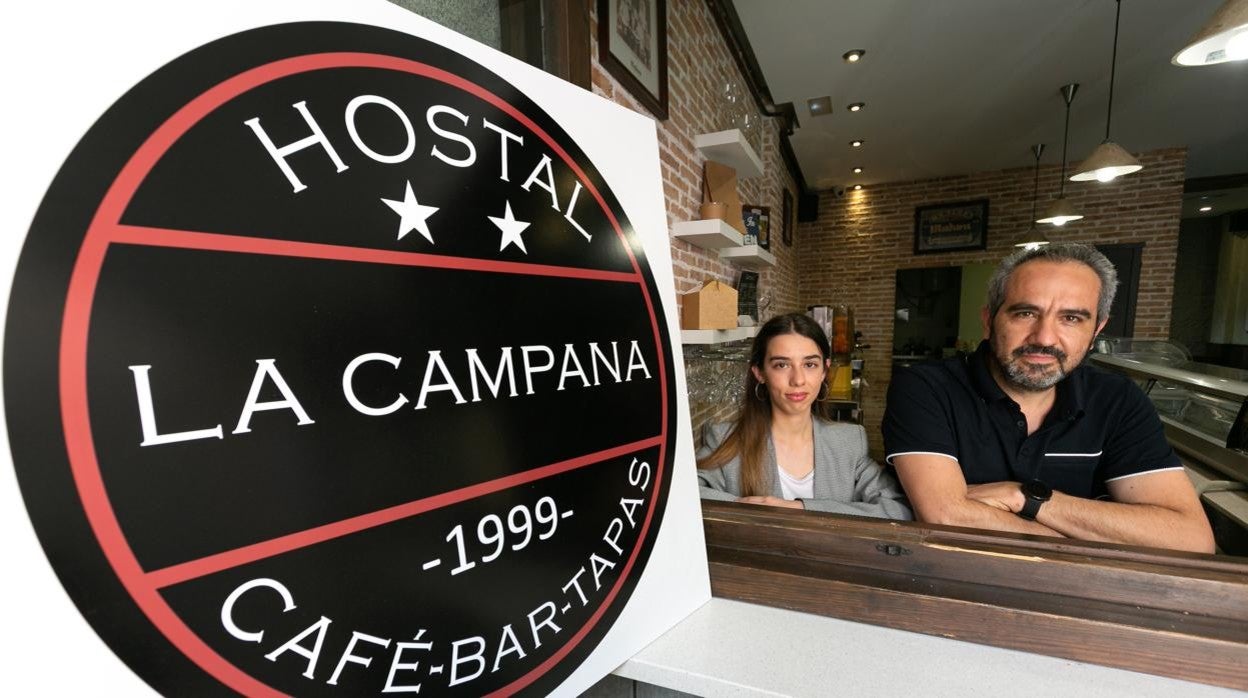 Antonio Velasco, junto a su hija Lucía, en el bar-cafetería del Hostal 'La Campana' en Toledo