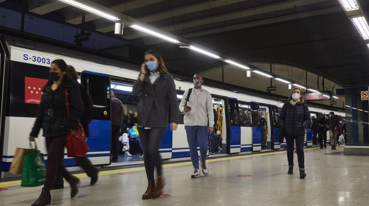 Usuarios en el Metro de Madrid