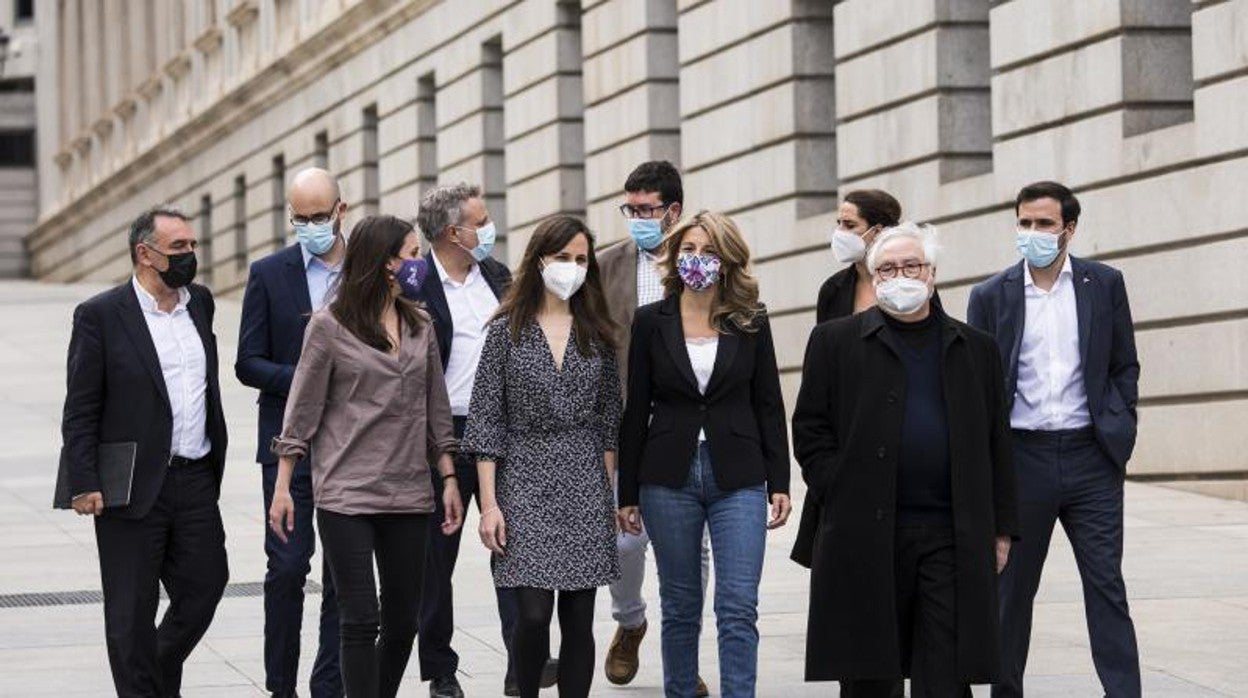 Yolanda Díaz llegando el jueves a su reunión con el grupo parlamentario acompañada de los ministros y secretarios de Estado de Unidas Podemos en el Gobierno de coalición