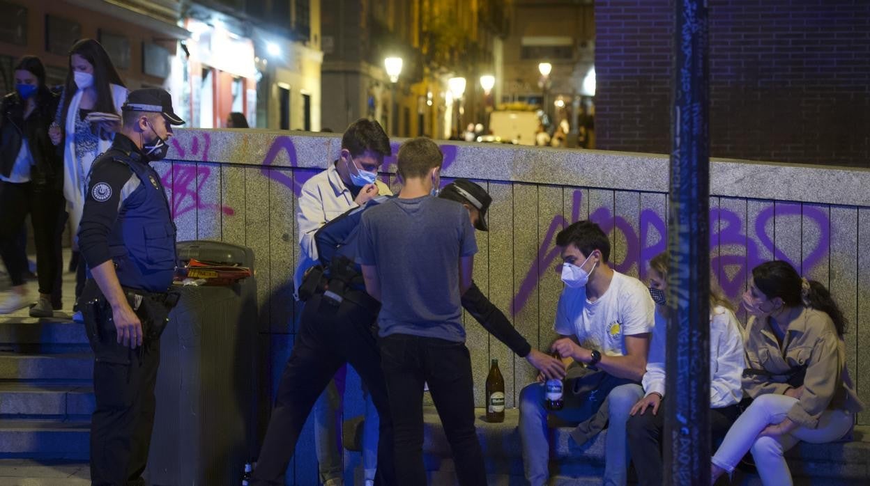 La Policía Municipal confisca varios litros de cerveza a un grupo de jóvenes en la plaza del Dos de Mayo