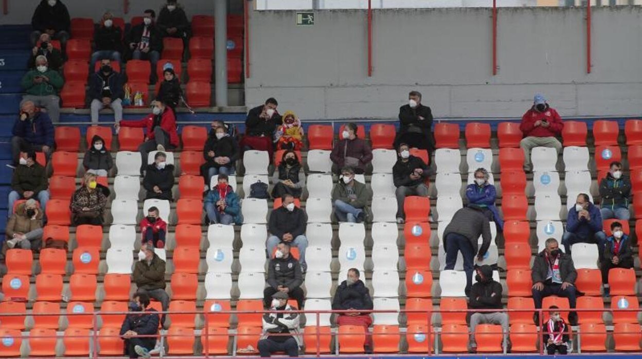 La situación epidemiólogica del coronavirus en Galicia permitió este fin de semana acoger público en los partidos de fútbol. En la foto el estadio Ángel Carro de Lugo