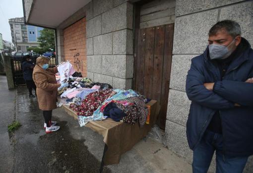 Antonio en su puesto del mercadillo de Tui