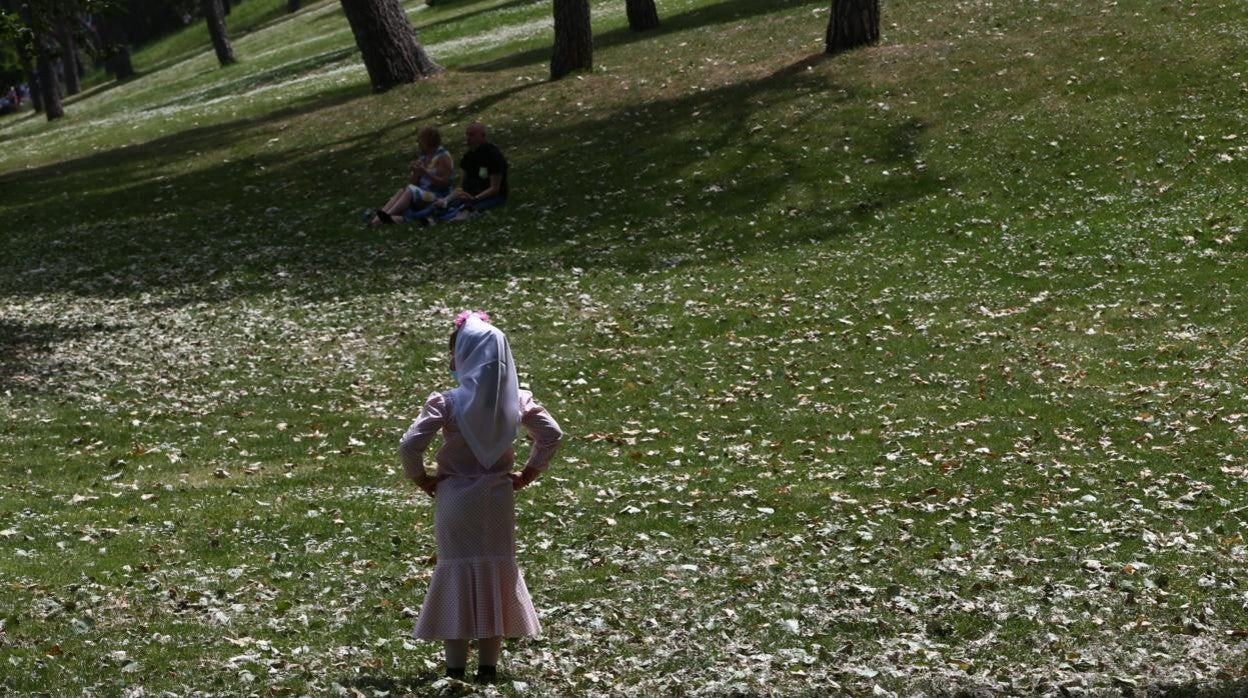 Una niña vestida de chulapa, ayer, en la Pradera