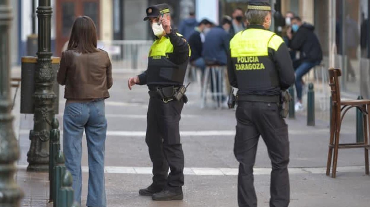 La Policía Local de Zaragoza ha reforzado la vigilancia para prevenir y perseguir a pie de calle infracciones que suponen un riesgo para la propagación del Covid